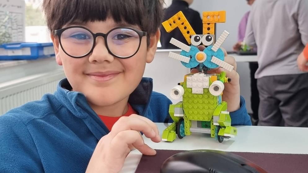 Elev Codeland School cu proiectul de robotica finalizat