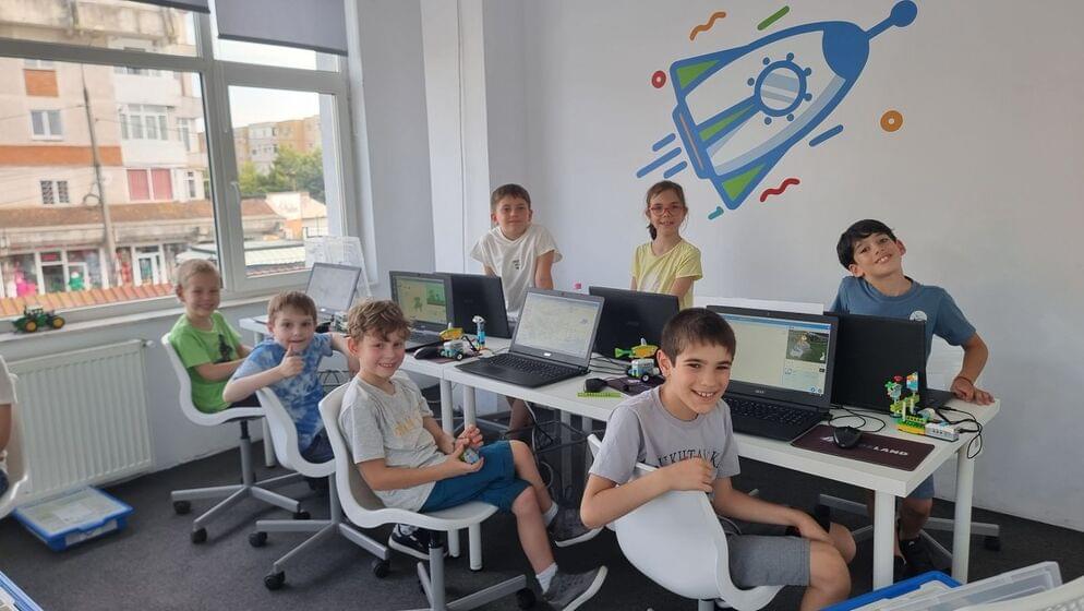 Elevii Codeland School la cursul de programare pentru copii