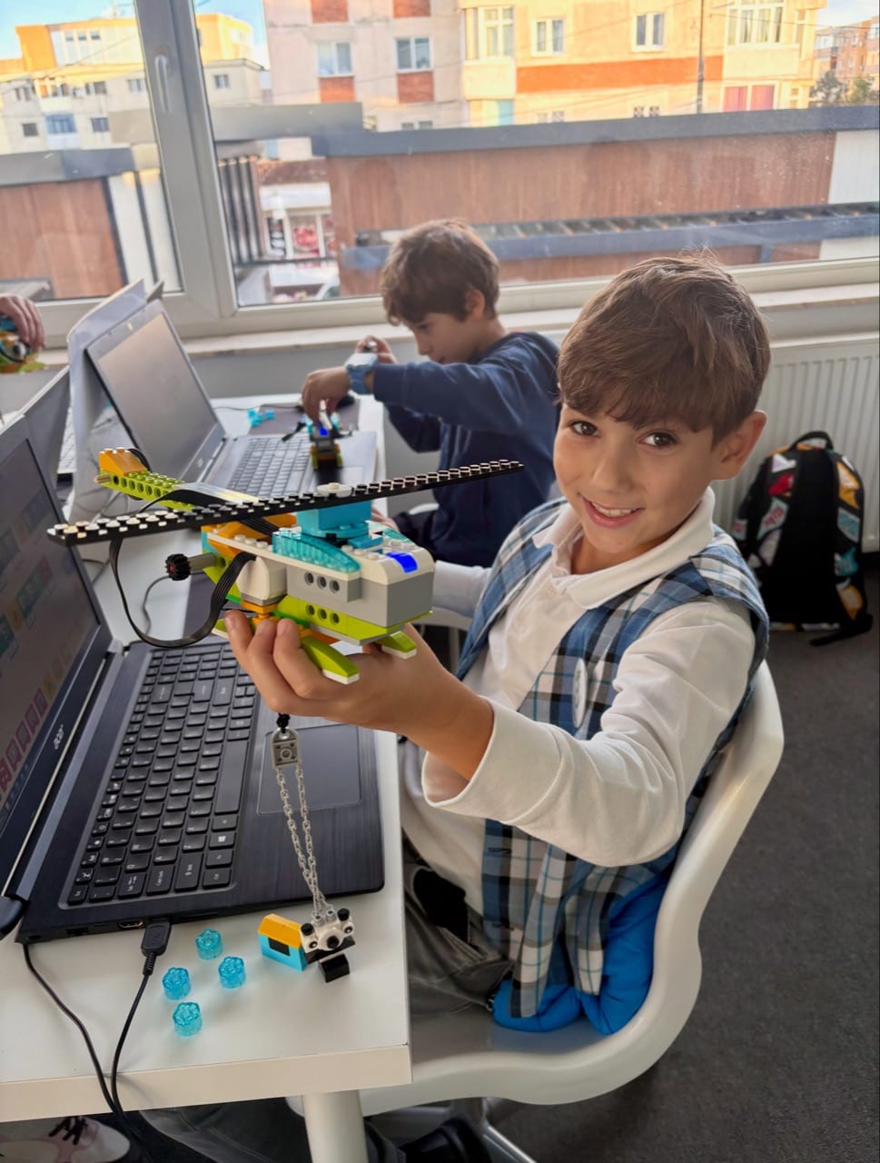Robotica la Codeland: construim, testăm și ne bucurăm de fiecare reușită – fotografie 4