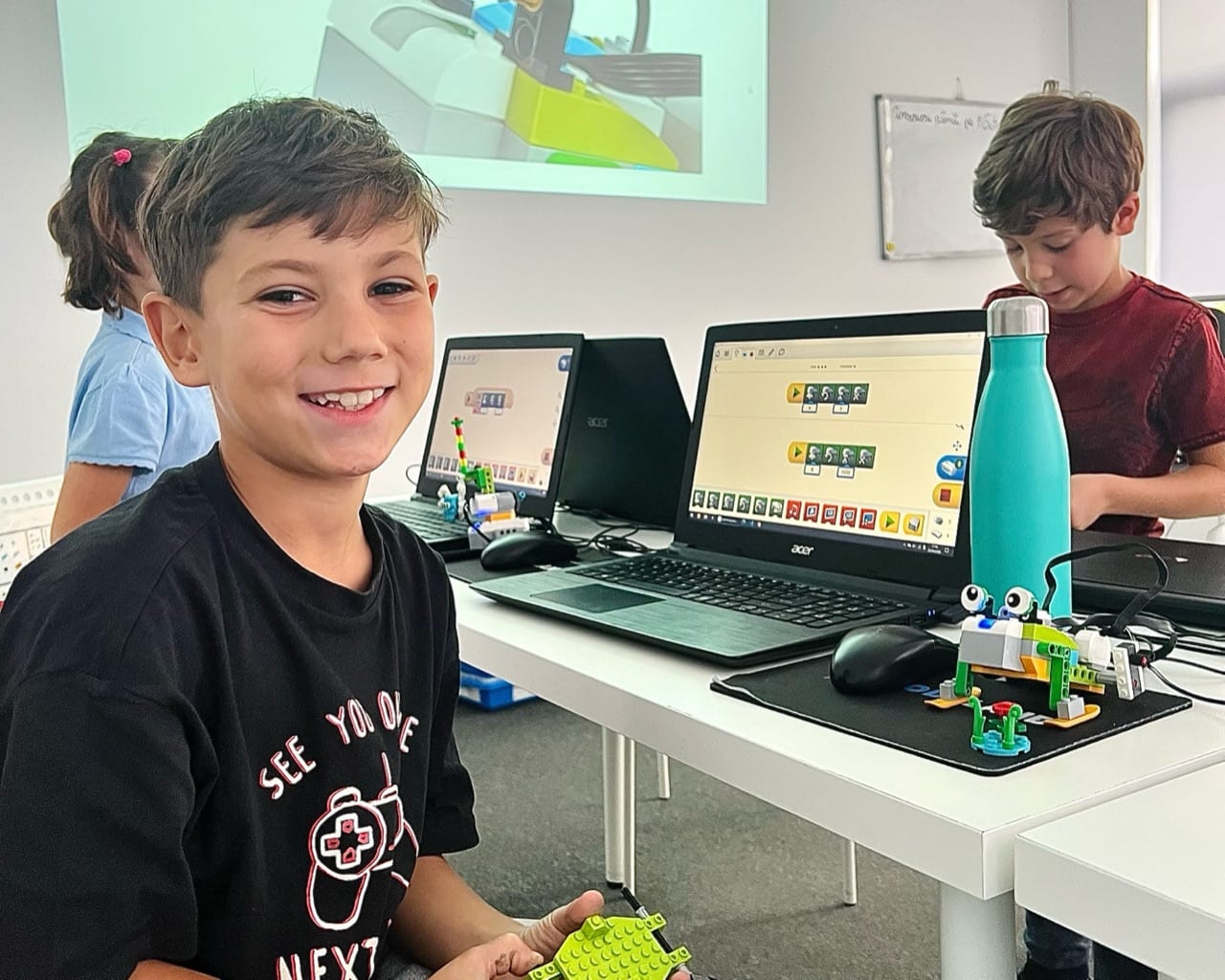 La Codeland programăm, construim roboți și legăm prietenii – fotografie 3