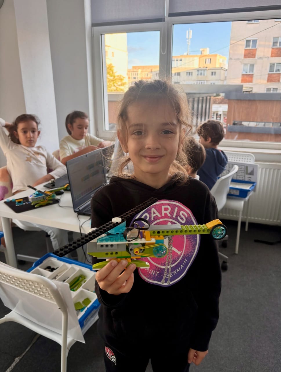 Robotica la Codeland: construim, testăm și ne bucurăm de fiecare reușită – fotografie 3