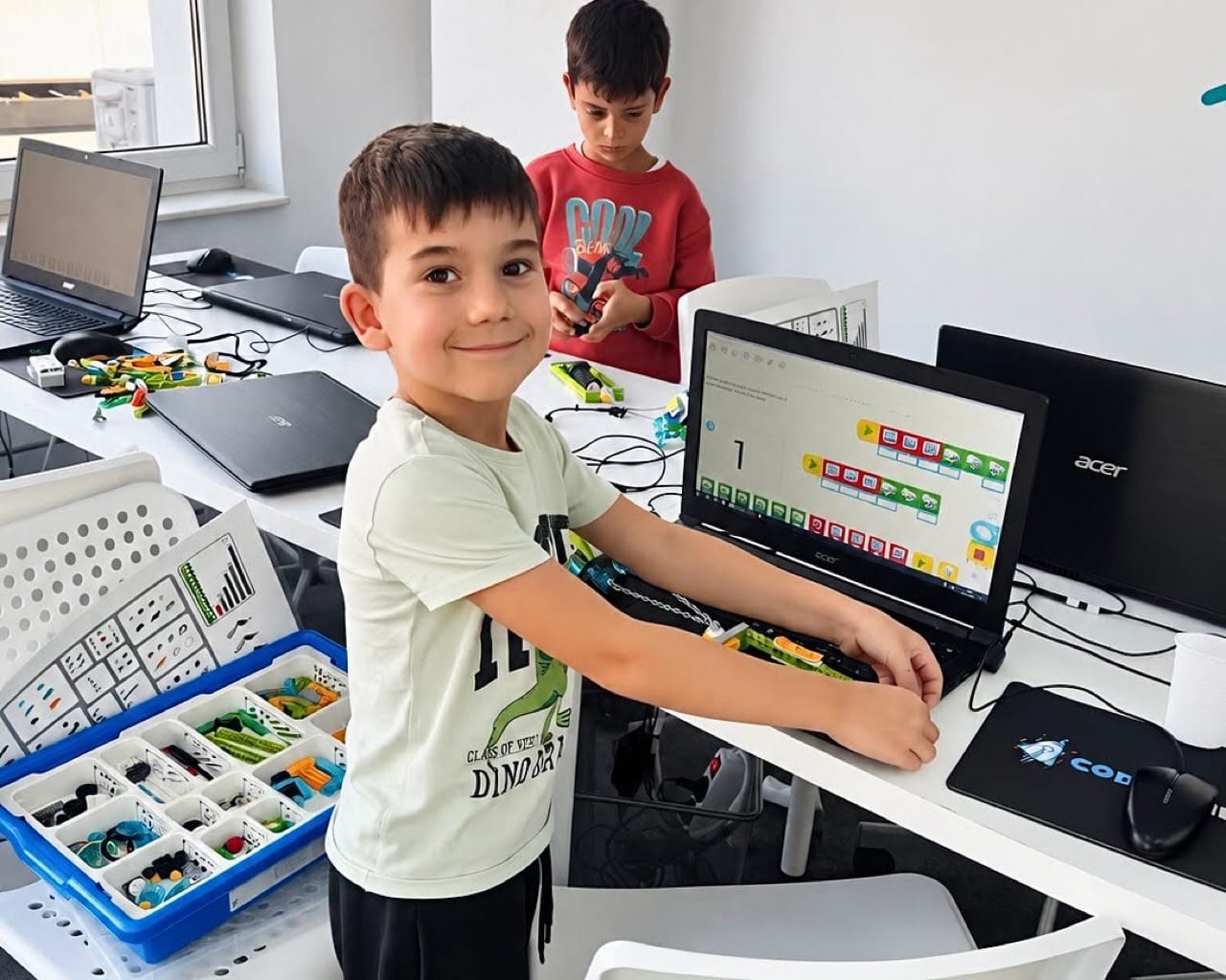 La Codeland programăm, construim roboți și legăm prietenii – fotografie 1