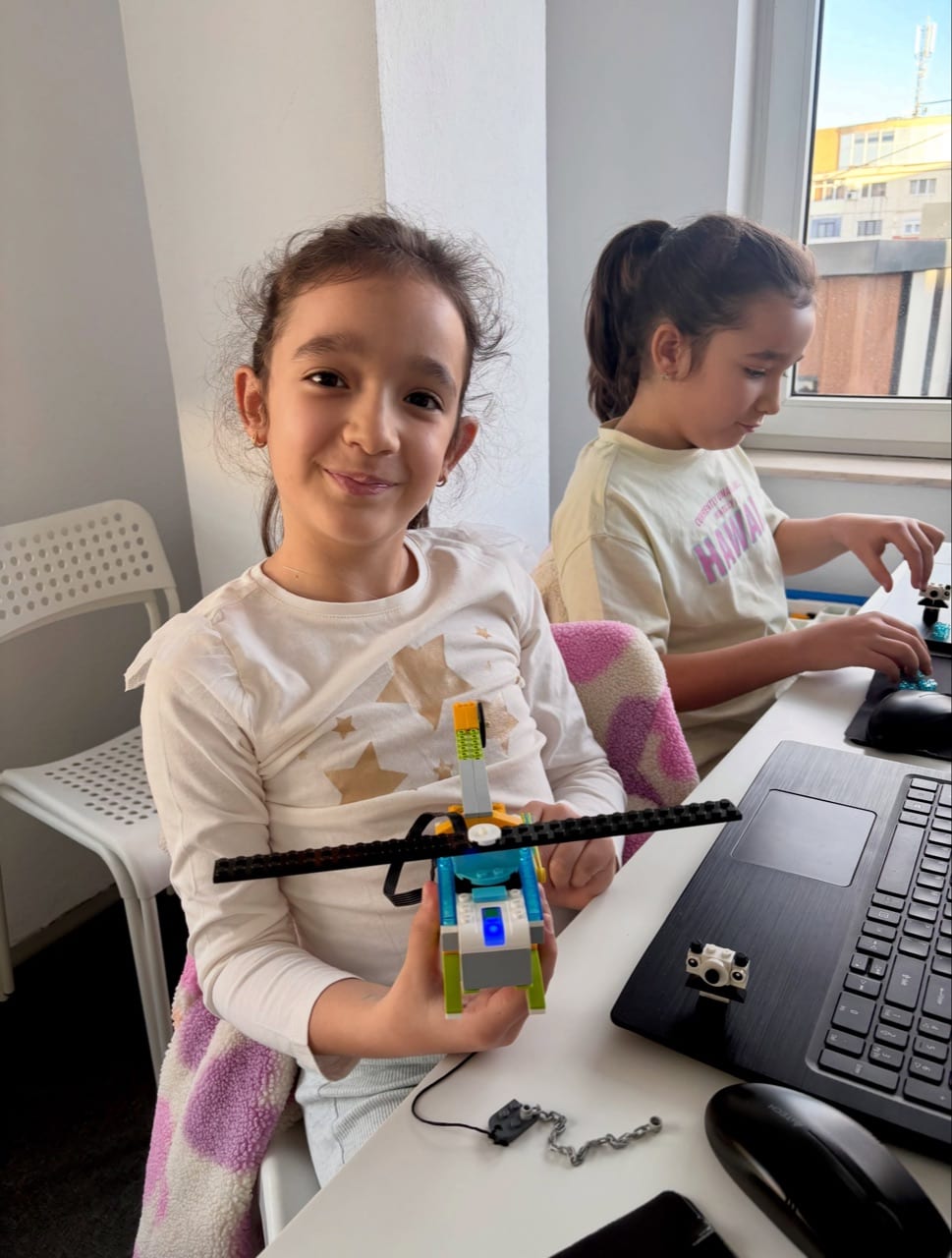 Robotica la Codeland: construim, testăm și ne bucurăm de fiecare reușită – fotografie 5